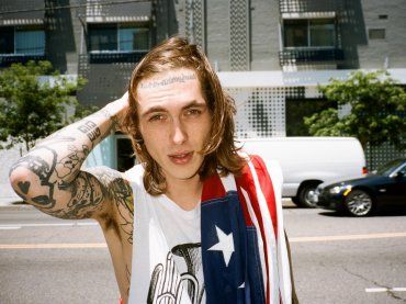 Bradley Soileau: da Lana Del Rey al NUDO integrale (tatuato) – le foto