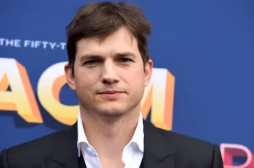 Ashton Kutcher mostra il (normale) fisichetto in Due uomini e Mezzo