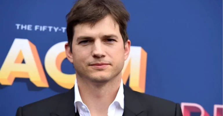 Ashton Kutcher mostra il (normale) fisichetto in Due uomini e Mezzo