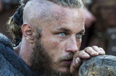 Travis Fimmel la spara grossa: in VIKINGS non mi sono spogliato perché non ero in forma