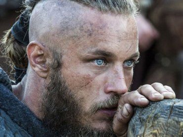 Travis Fimmel la spara grossa: in VIKINGS non mi sono spogliato perché non ero in forma