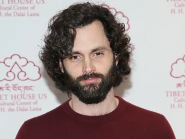 Penn Badgley gnocco senza t-shirt