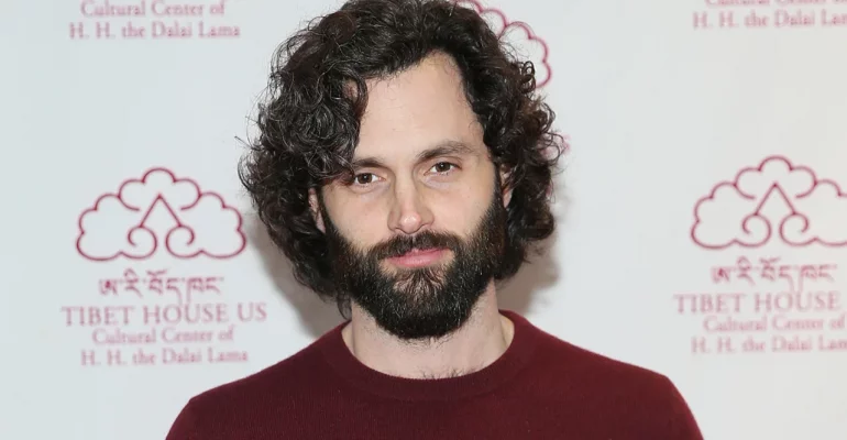 Penn Badgley gnocco senza t-shirt