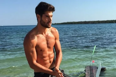 Nick Bateman, l’attore e modello canadese nudo su Instagram – foto
