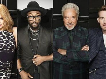 The Voice Uk, i giudici Tom Jones, will.i.am, Jennifer Hudson e Gavin Rossdale cantano Under Pressure – preview video