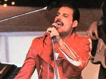 Freddie Mercury, le intime e inedite foto d’amore con il fidanzato Jim Hutton – gallery