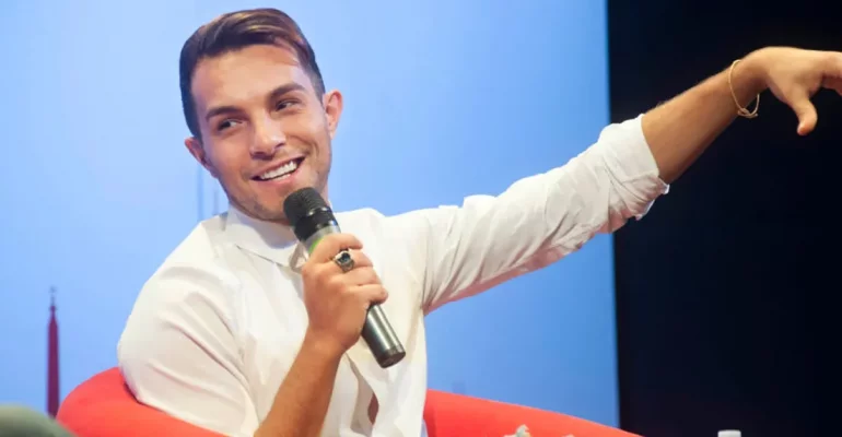 Marco Carta, primo bacio social al fidanzato – la foto