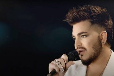 Adam Lambert in costume bacia il fidanzato Oliver Gliese, le foto