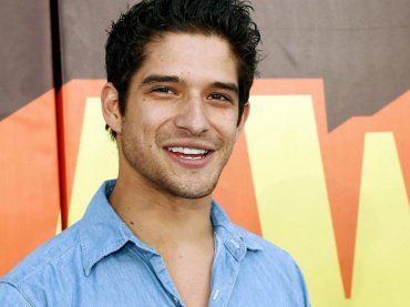 Tyler Posey si spoglia in diretta Only Fans, il video