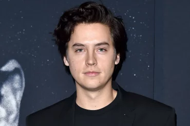 Cole Sprouse, nudo social per il divo di Riverdale. La foto con le chiappe al vento