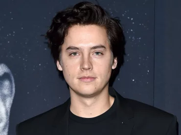 Cole Sprouse, nudo social per il divo di Riverdale. La foto con le chiappe al vento