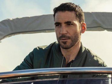 Miguel Angel Silvestre nudo su Esquire, le foto