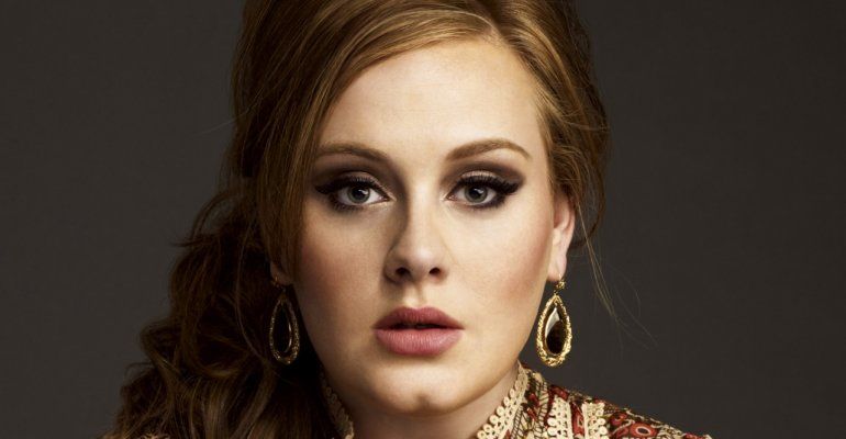Adele a una fan che le chiede di sposarla: “Sono etero amore mio, mio marito è qui stasera” – VIDEO