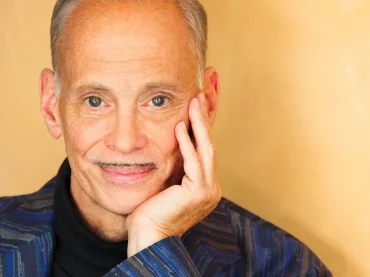 John Waters diventa stella sulla Hollywood Walk of Fame: “Più vicino alla fogna che mai!”