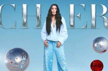 Christmas, Cher tra le palle di Natale per la copertina del suo nuovo disco