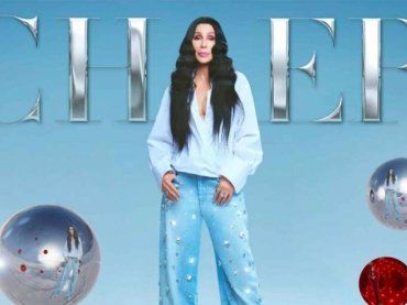 Christmas, Cher tra le palle di Natale per la copertina del suo nuovo disco