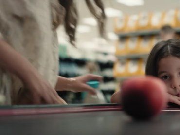 Spot Esselunga, arriva la parodia di Angelica Massera con la carta igienica al posto della pesca. VIDEO