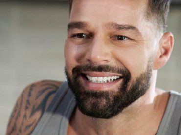 Ricky Martin nudista in piscina, le foto social