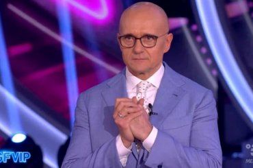 Il GF pseudo “ripulito” riparte da un collega di Giselda Torresan che mima un rapporto orale in diretta  – VIDEO