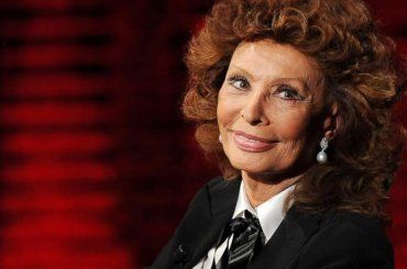 Sophia Loren cade in casa e si frattura il femore, operata d’urgenza
