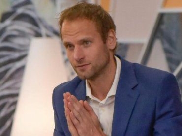 Spettatori sospettosi su Alex Schwazer per la scritta sulla mano nel confessionale del GF