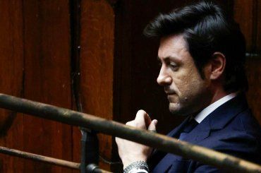 Caso Andrea Giambruno, parla Mediaset: il giornalista non condurrà più “Diario del Giorno”