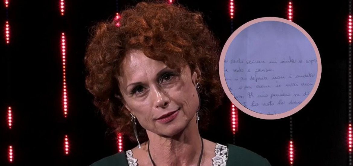 Beatrice Luzzi mostra la lettera di Garibaldi