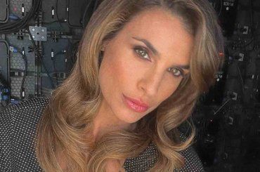 Elisabetta Canalis reagisce alle parole della Satta a Belve