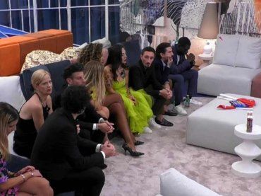 GF, due concorrenti violano il regolamento: credevano di non essere ripresi