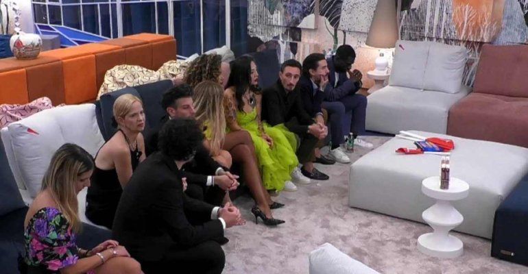 GF, due concorrenti violano il regolamento: credevano di non essere ripresi