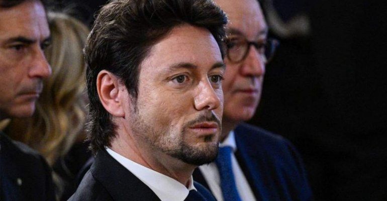 Andrea Giambruno torna a mostrarsi in pubblico: lo scatto dal barbiere diventa virale