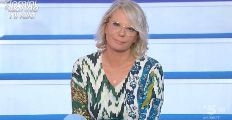 Uomini e donne, Maria De Filippi si piega: “Ho uno strappo alla schiena”