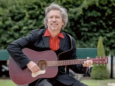 Mauro Repetto degli 883 canta “Finalmente tu” in inglese, il video