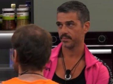 Grande Fratello, Massimiliano lascia tutti basiti: “Sono il suo tipo”