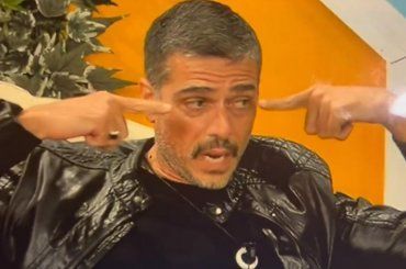 Pesantissimo attacco di Massimiliano Varrese al GF: “Ha la bile negli occhi”