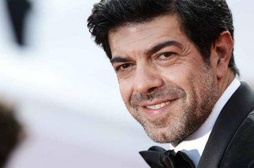 Pierfrancesco Favino si confessa: “Ho avuto un’esperienza omosessuale”