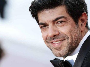 Pierfrancesco Favino si confessa: “Ho avuto un’esperienza omosessuale”