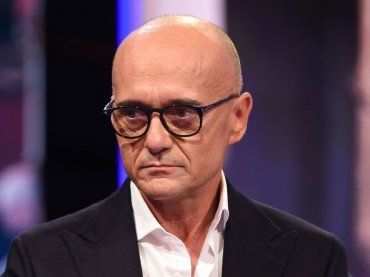 Scivolone di Alfonso Signorini nei confronti di Jill Cooper: “Somigli a Giacomo Urtis”. Cala il gelo al GF