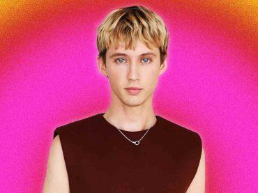 Troye Sivan nudo per la tracklist di Something to Give Each Other