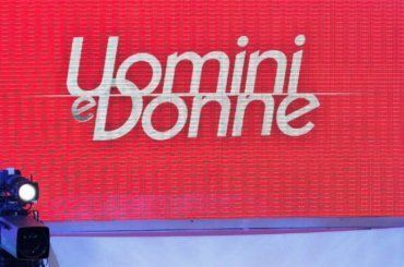 Uomini e donne, lo strano annuncio a fine puntata: “È severamente vietato”