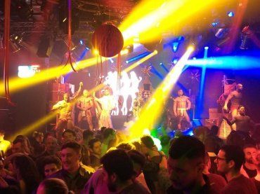 Life is a Cabaret, Muccassassina riparte con la 34esima stagione e la sigla di BigMama: “Che pazzo mondo”