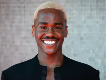 Ncuti Gatwa di Sex Education mostra i muscoli e il pacco, le foto social