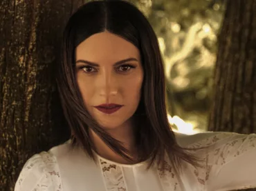 Laura Pausini si gioca un altro inedito, ecco Davanti a noi – AUDIO