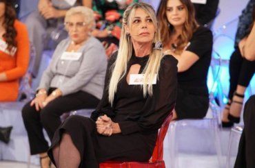 Uomini e Donne, Aurora sotto assedio: in sua difesa arriva Patrizio