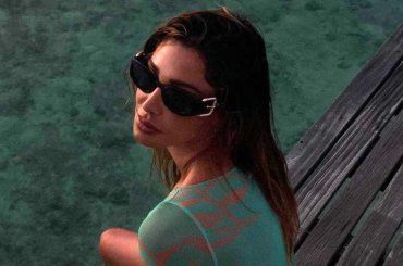 Belen Rodriguez posta una foto della madre, ma tutti pensano sia lei: la somiglianza è impressionante