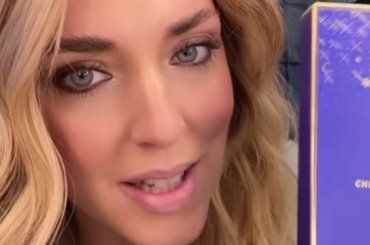 Chiara Ferragni, sostenitrice delle labbra nude: alle fan dà lezioni di make-up