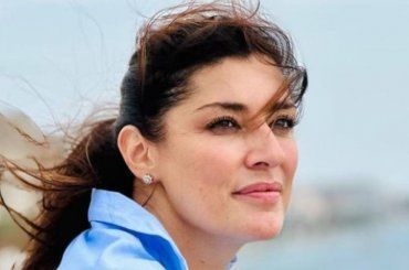 Elisa Isoardi , le pulizie di casa le fa così , mentre ascolta Venditti – VIDEO