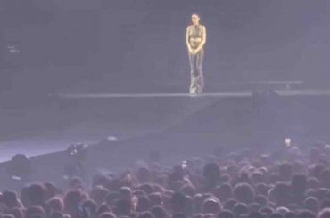 Elodie, il gesto commovente sul palco a Napoli: in ricordo di Giulia Cecchettin