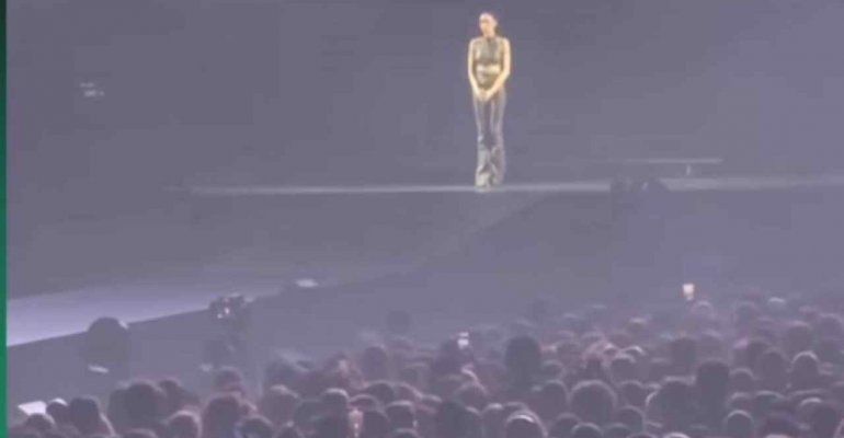 Elodie, il gesto commovente sul palco a Napoli: in ricordo di Giulia Cecchettin