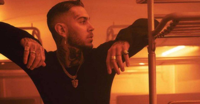 Emis Killa, annullato il concerto a Ladispoli: la canzone inno al femminicidio è troppo
